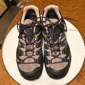 Brooks Women’s Salomon Black and gray with green accent color Trail Shoes 9.0